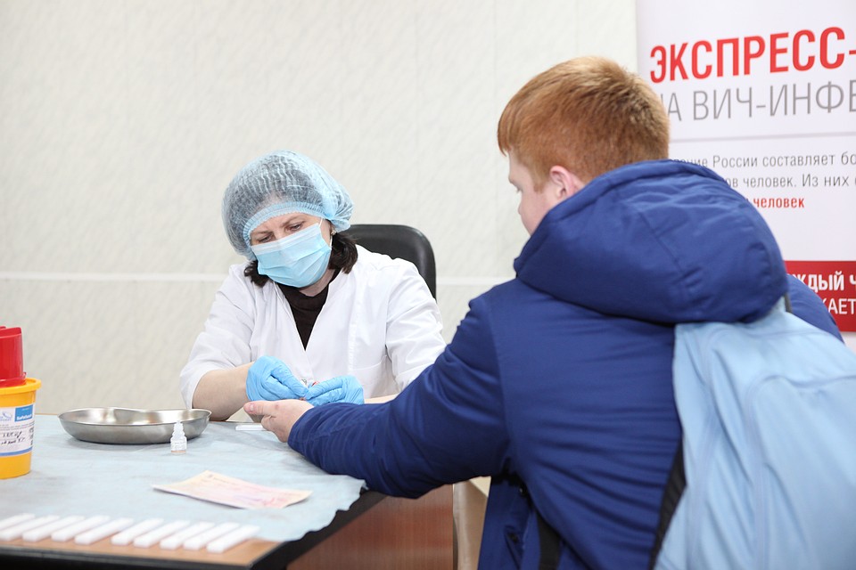 Принять участие в трехдневной акции смогли не только посетители вокзала, но и сотрудники предприятий, а также студенты. Фото: Александр МАТВЕЕВ