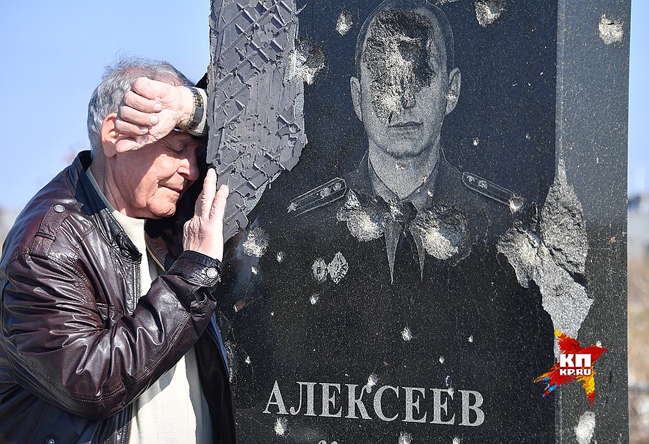 Валерий Григорьевич у могилы сына. Фото: Владимир ВЕЛЕНГУРИН