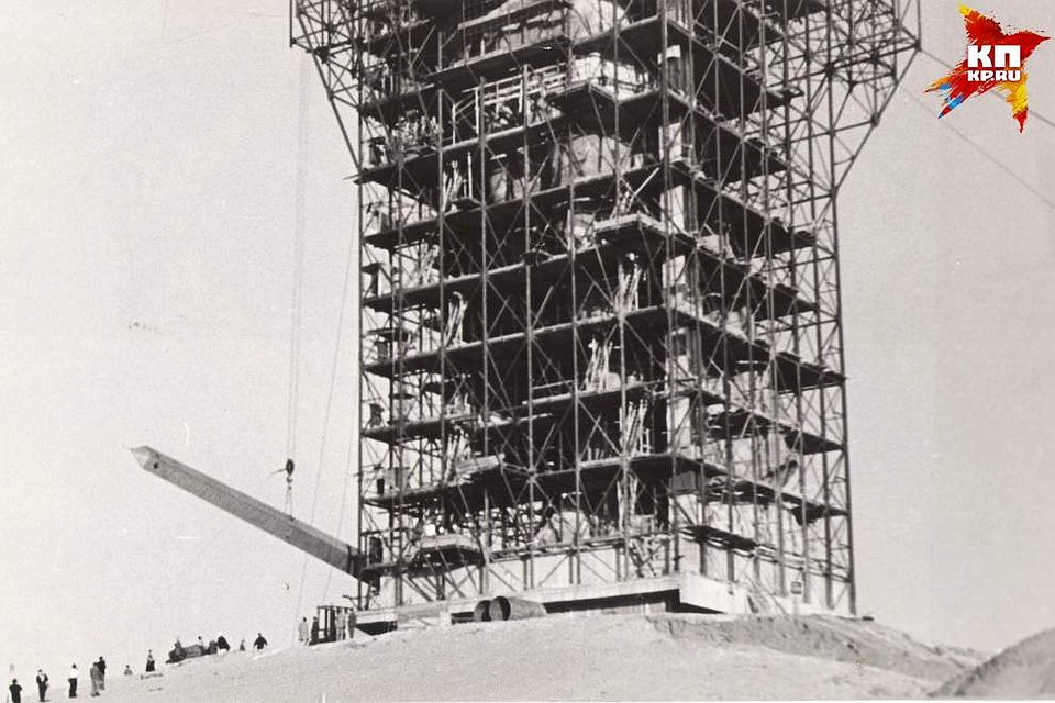 Так поднимали меч, чтобы вложить его в руку Родины-матери. 1965 г. Фото: Музей-заповедник «Сталинградская битва».