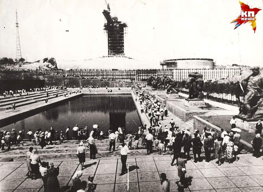 Мемориальный комплекс еще не завершен, но людей на Мамаев курган уже приходило много. 1965 г. Фото: Музей-заповедник «Сталинградская битва».