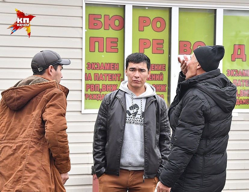 Местных жителей на улице почти не встретишь, кругом лишь клиенты Миграционного центра. Фото: Евгения ГУСЕВА