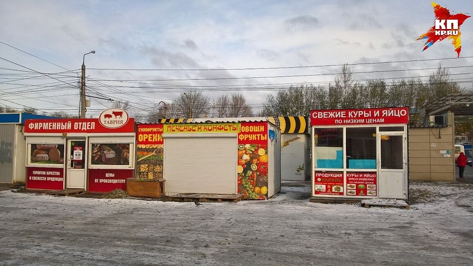 На остановке "Каширинский рынок" (в сторону центра) целый рынок из железных будок. Фото: Андрей СОКОЛОВ
