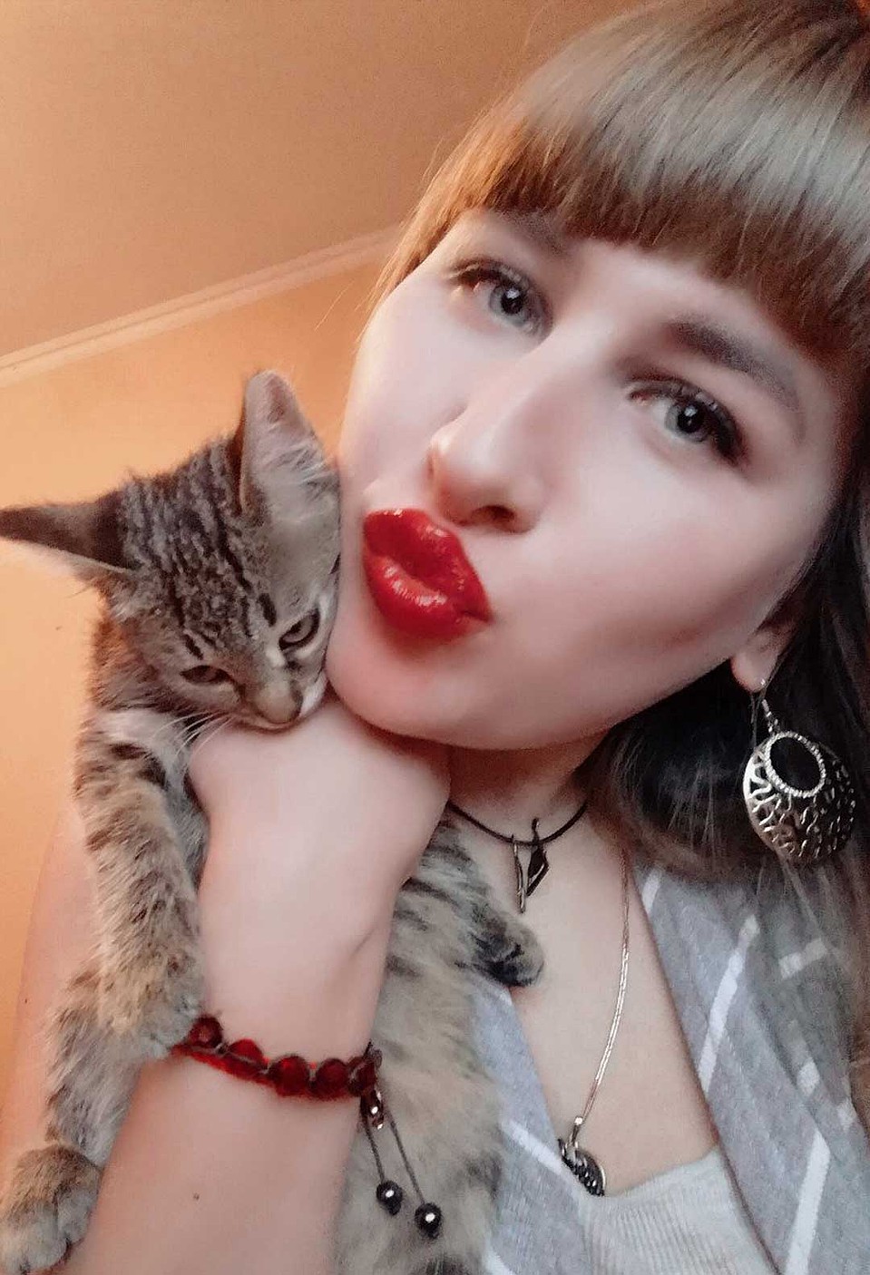 Пользователи соцсетей обратили внимание, что на всех снимках у котенка замученный вид Фото: Личная страничка героя публикации в соцсети