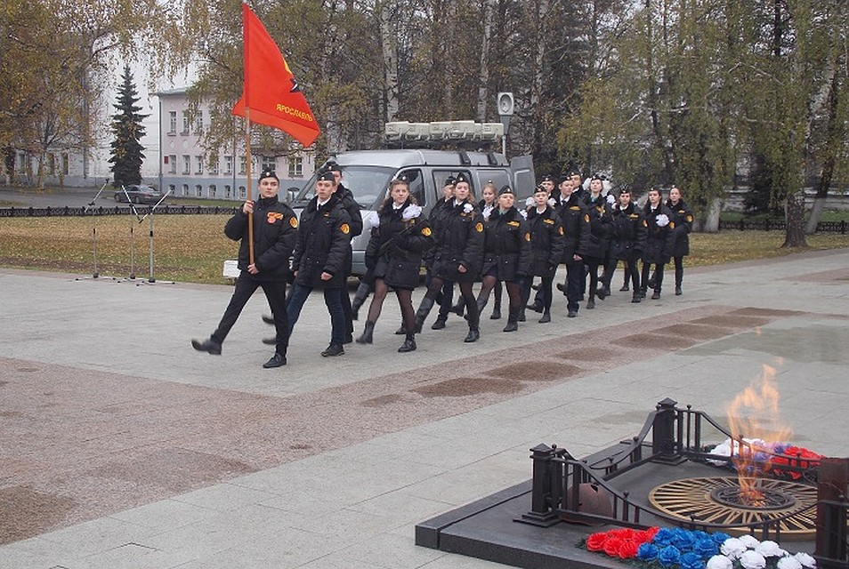 Учащиеся школы на Посту № 1 у Вечного огня славы города Ярославля в 2017 году. Фото из архива школы