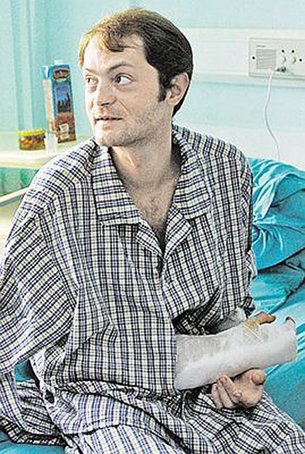 Военкор «КП» Александр Коц, несмотря на тяжелое ранение, держится молодцом. Фото: Олег РУКАВИЦЫН