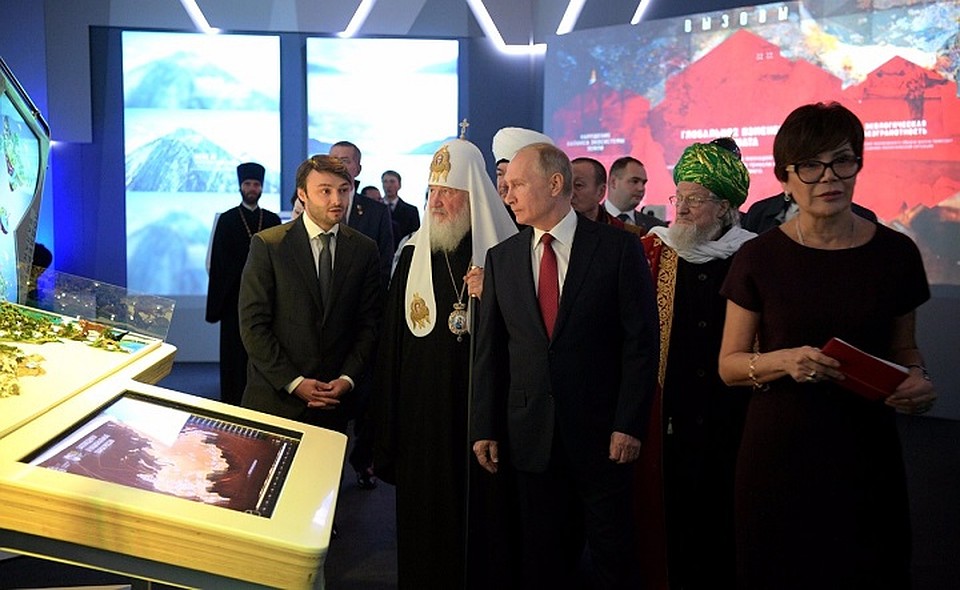 Владимир Путин и Патриарх Кирилл посетили зал «Экология» выставки «Россия, устремлённая в будущее».