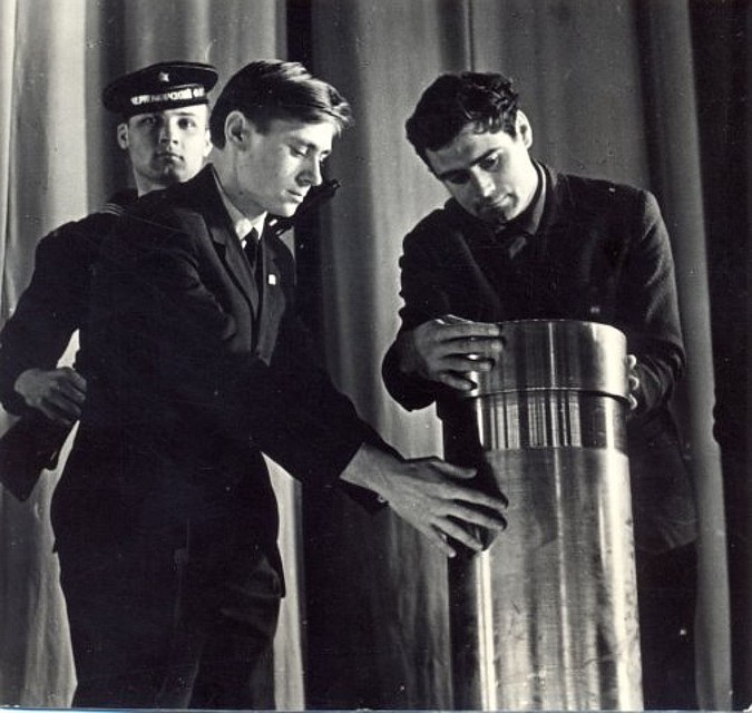 Новороссийск. Март 1968 года. Секретарь комитета комсомола индустриального техникума Виталий Потемкин и секретарь комитета комсомола треста Новороссийскморстрой - Виктор Новик закрывают капсулу с письмами.