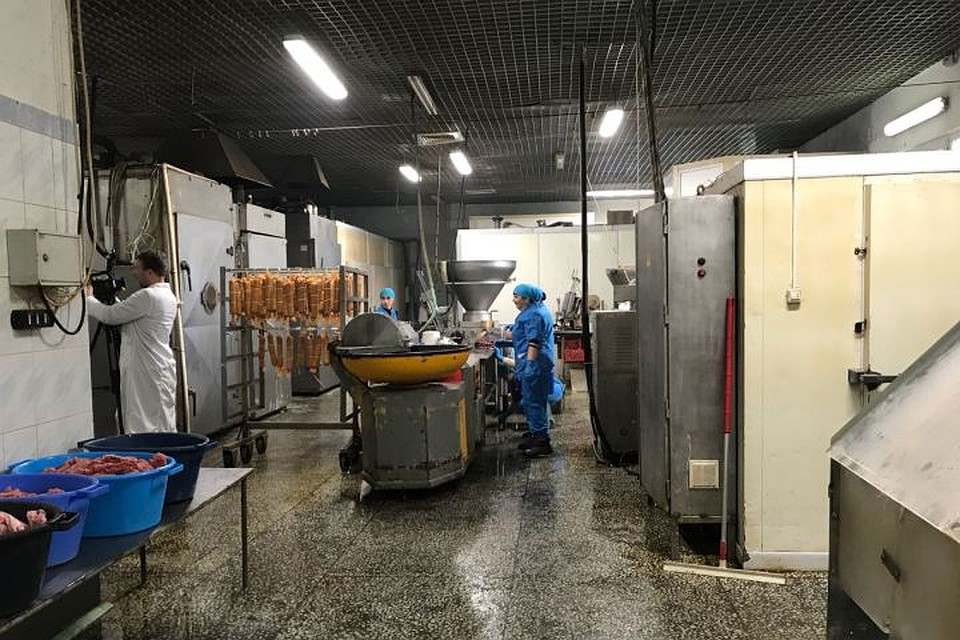 На заводе работают высококвалифицированные специалисты на современном импортном оборудовании из Германии, Италии и Испании