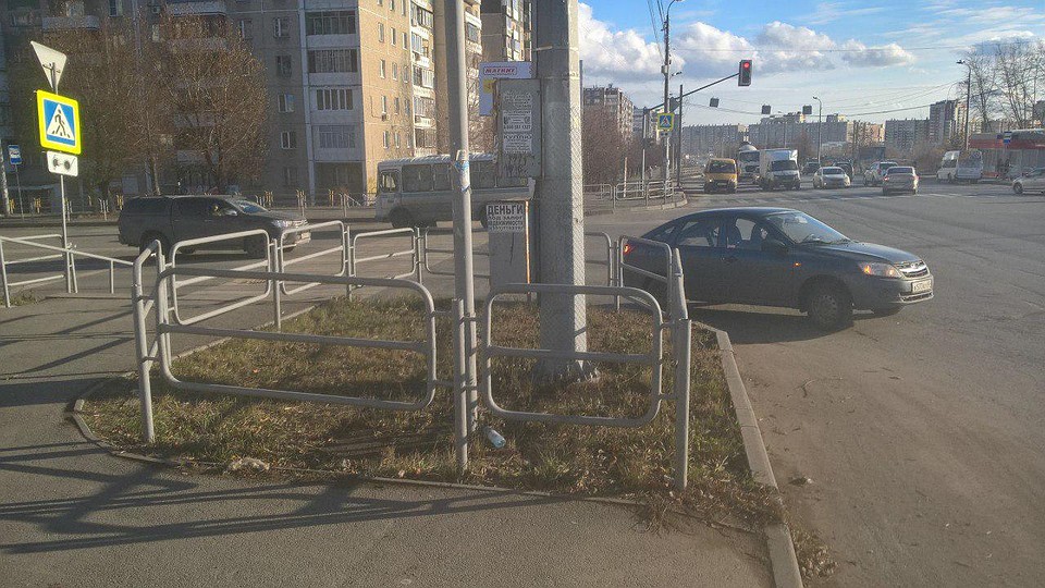 Еще одна кольцевая композиция не помешала расклейщикам частных объявлений пробраться к столбу. Фото: Андрей СОКОЛОВ