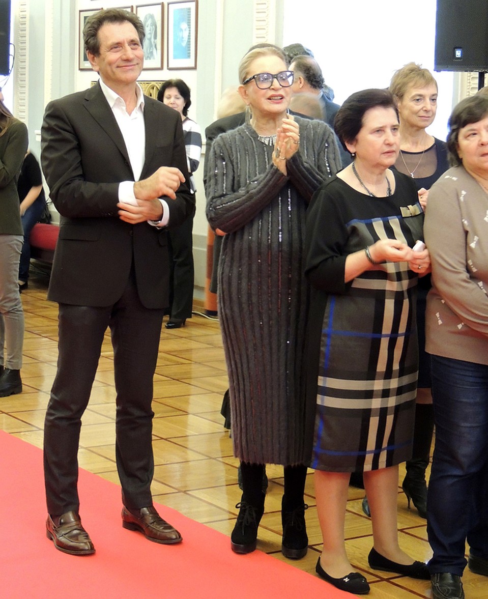Благодарные актеры подготовили небольшой капустник в главном фойе театра Фото: Анастасия ПЛЕШАКОВА