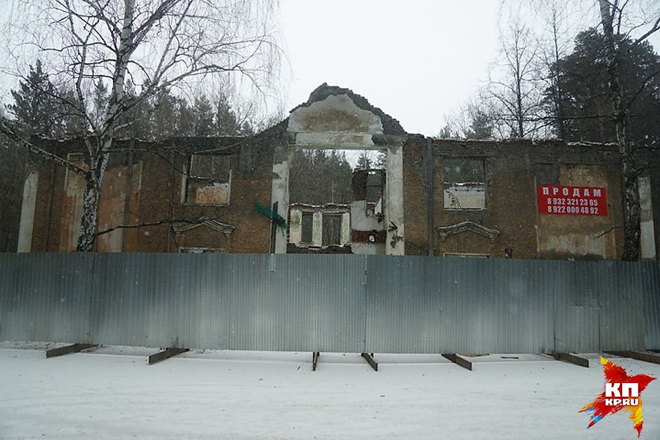 Здесь же дырами в окнах зияет заброшенное здание Фото: Алексей БУЛАТОВ