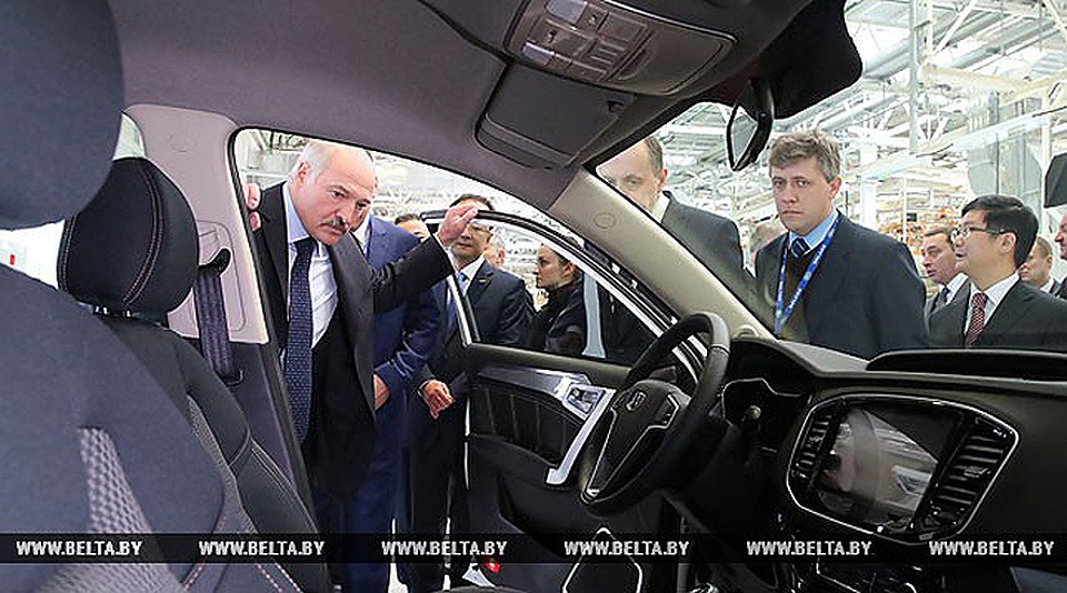 Лукашенко лично оценил первые собранные автомобили. Фото: БелТА.