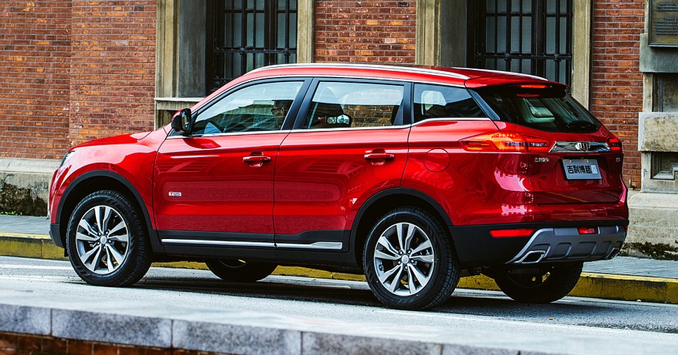 Первым сошедшим с конвейера автомобилем оказался флагманский кроссовер Geely Atlas - он похож на Range Rover Evoque. Фото: производителя.