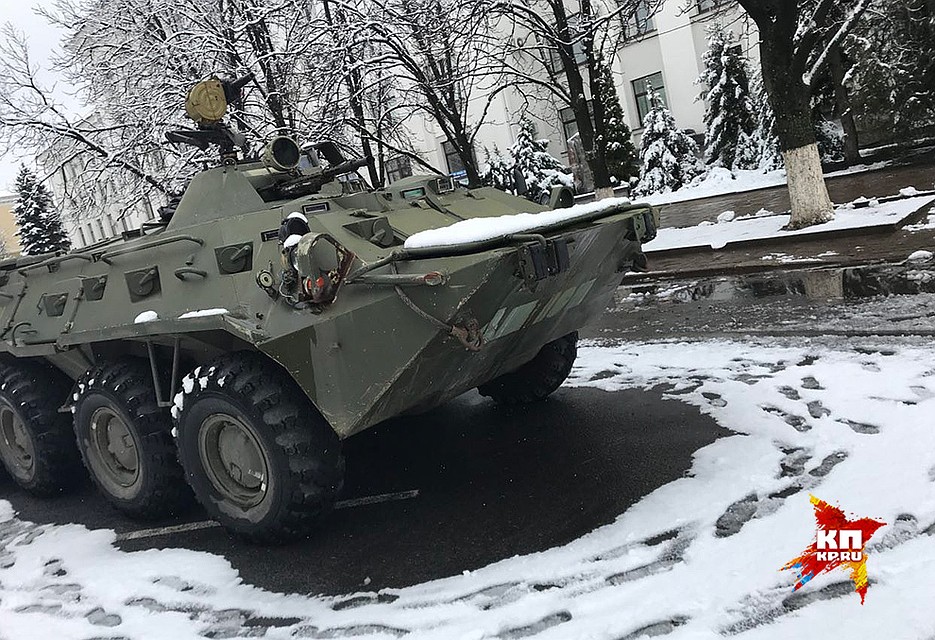 Бронетехника неподалеку от здания ОГА. Фото: Александр КОЦ