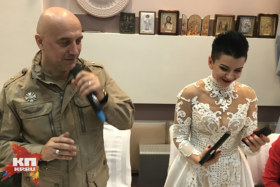 Пистолет "Оплот" производства ДНР в руках Марии. Фото: Александр КОЦ