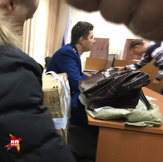 Саквояж, который Игорь Сечин вручил Алексею Улюкаеву. Фото Александра Вострова