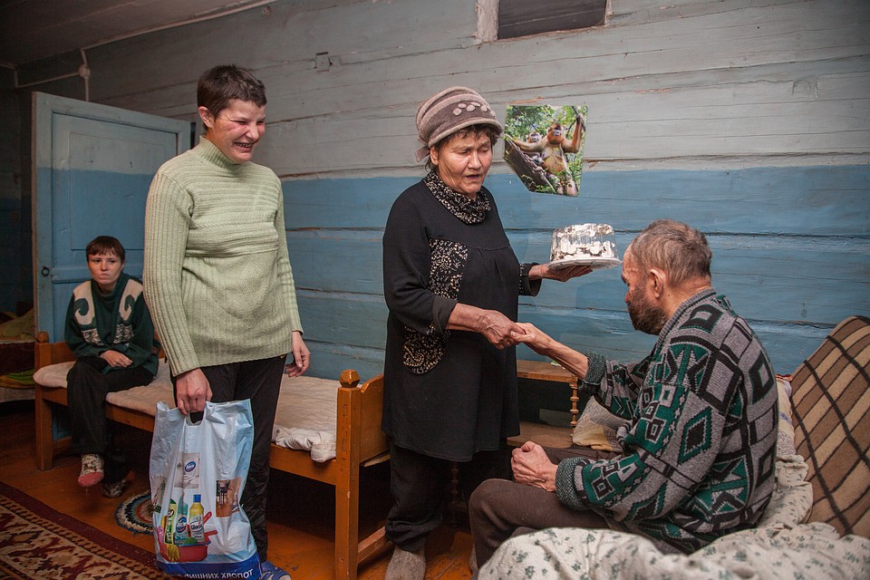 Даже если денег остается совсем немного, Валентина Павловна все-равно старается принести имениннику праздничное угощение Фото: Николай ОБЕРЕМЧЕНКО