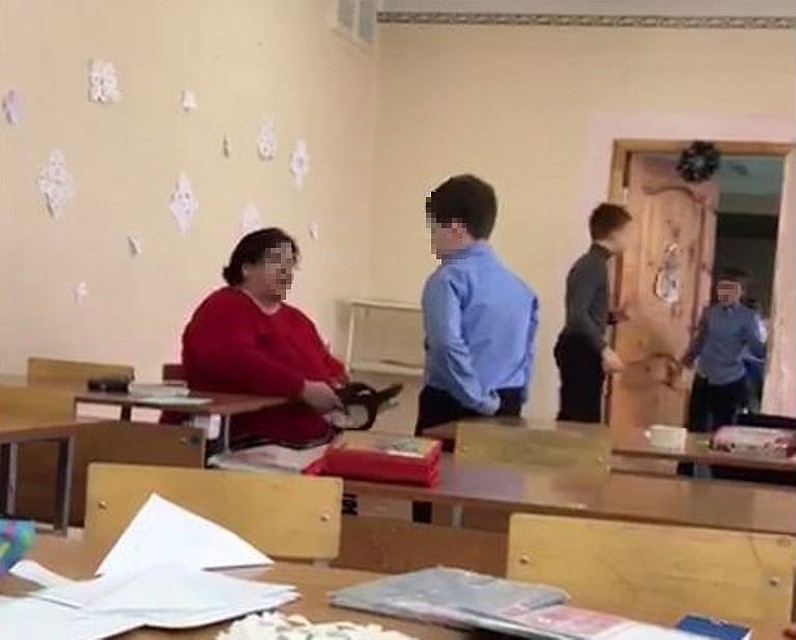 На видео учитель ругает мальчишку за драку с одноклассником. В руках у нее ремень этого же пятиклашки. Фото - скрин видеоролика из группы ВК "Жесть Волжского"