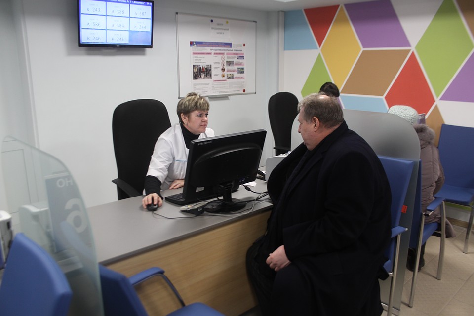 Вице-губернатор Михаил Колков опробовал новую регистратуру Фото: Алексей КОТМЫШЕВ