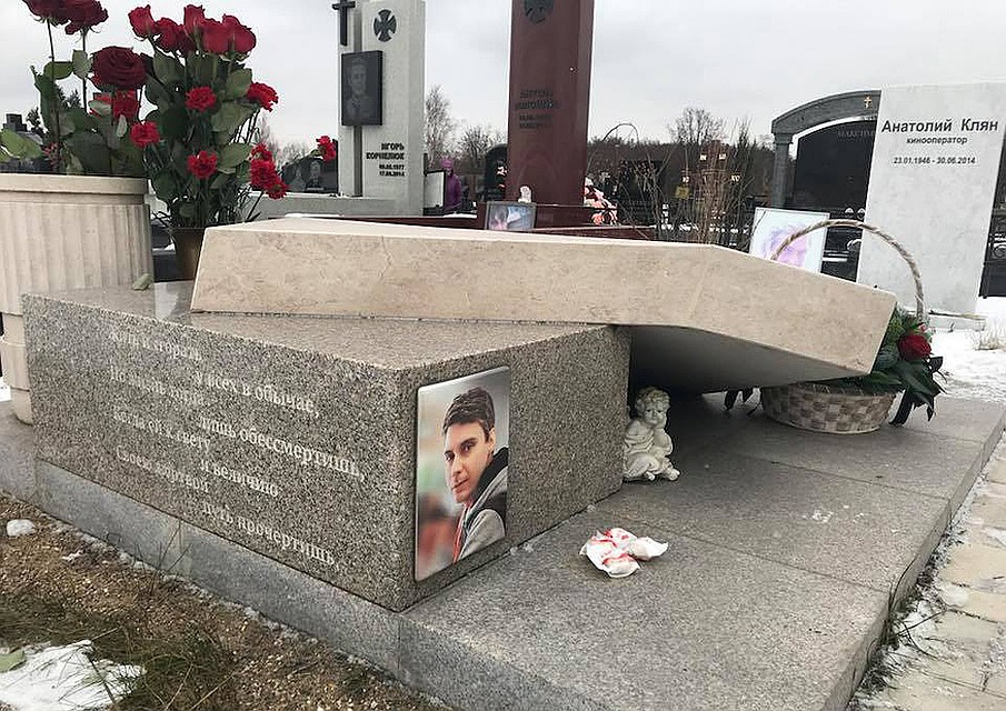 У могилы Андрея Стенина. Фото: Александр КОЦ