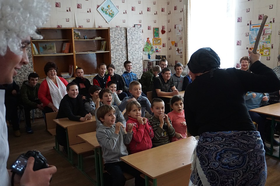 Наша Баба Яга заставила детей Саханки забыть о нечистой силе за окном. Фото: Юлия АНДРИЕНКО