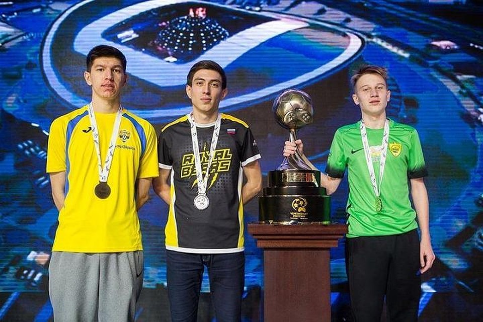 Хан Балабеков (слева) с кубком победителя Чемпионата России по FIFA 18. Фото: пресс-служба ФК «Анжи»