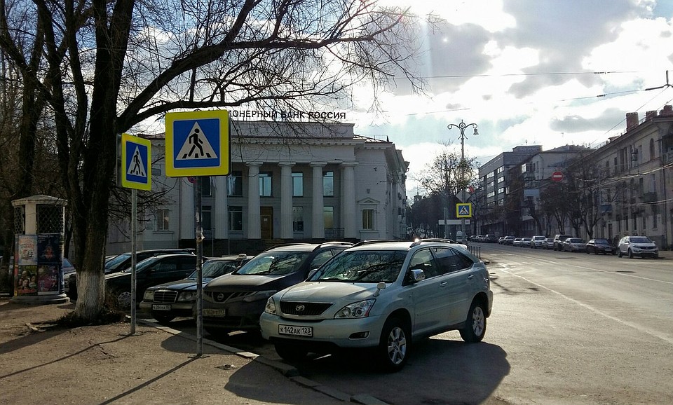 Парковок в Севастополе в несколько раз больше, чем в Симферополе. Фото: Анастасия КУРДЮКОВА