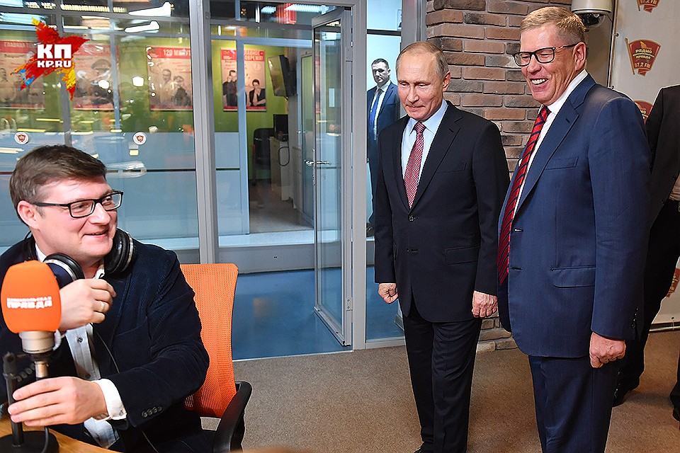 Журналист "Комсомолки" Валерий Рукобратский, президент России Владимир Путин и глава издательского дома "Комсомольская правда" Владимир Сунгоркин. Фото: Виктор ГУСЕЙНОВ