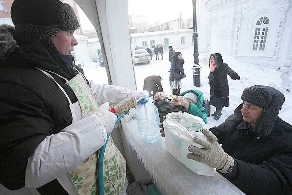 Несмотря на лютый мороз, работники Покровского собора разливают освещенную воду горожанам Фото: Александр ЧЕРНЫХ