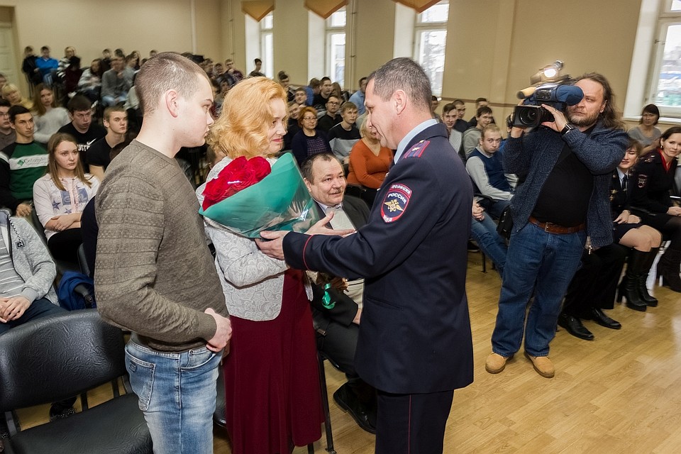 Андрея Зубатова награждают почетной грамотой. Фото: пресс-служба УМВД по Владимирской области.