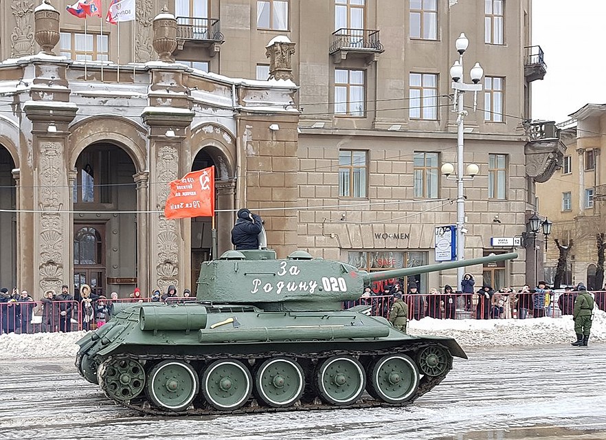 На Т-34 Знамя Победы соответствует оригиналу: с серпом и молотом. Фото: Екатерина СИМОХИНА