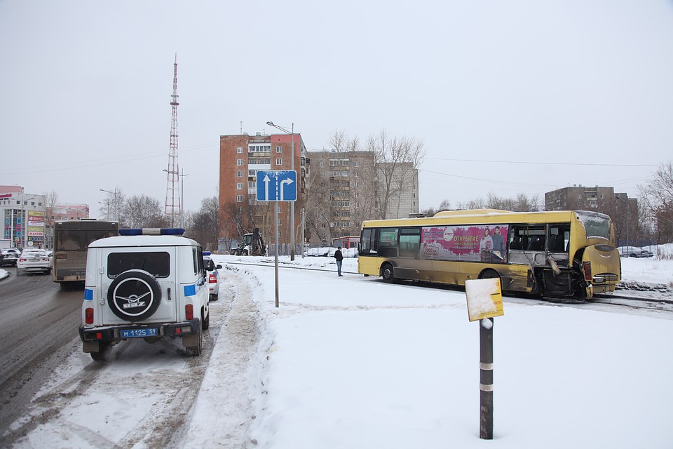 Из-за ДТП перекрыли небольшой участок дороги Фото: Николай ОБЕРЕМЧЕНКО