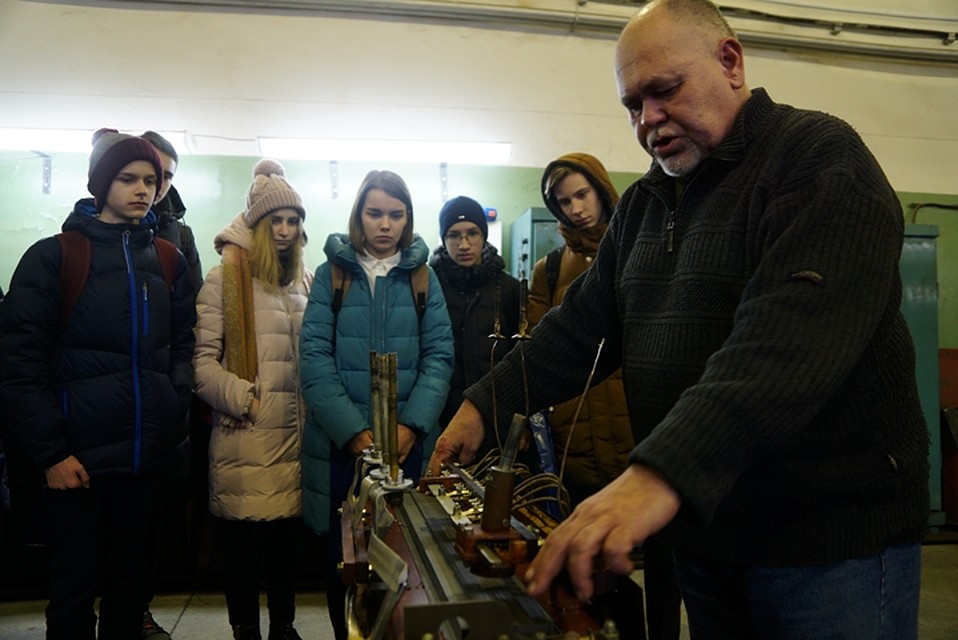 "Реальное" электрооборудование просто притягивает школьников Фото: Алексей БУЛАТОВ