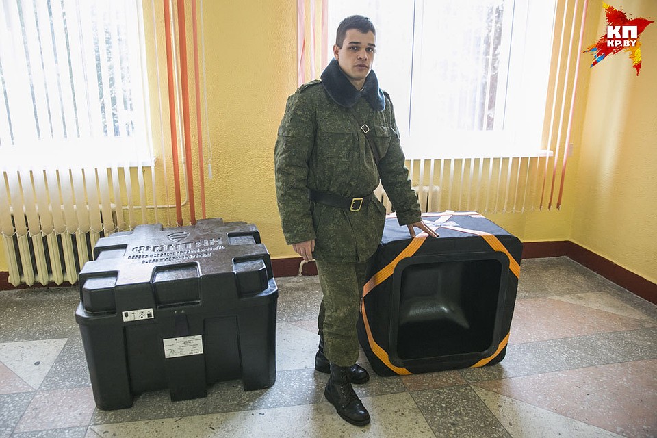 Начальник специальной группы разминирования, старший лейтенант Эдуард Лямзин показывает средство для локализации взрыва. Фото: Павел МАРТИНЧИК