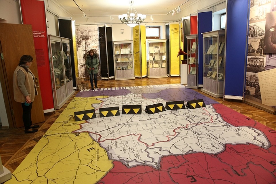 Карта БНР с отметками линии фронта и передвижения в эти годы Янки Купалы занимает большую часть пространства выставки. Фото: Павел МАРТИНЧИК