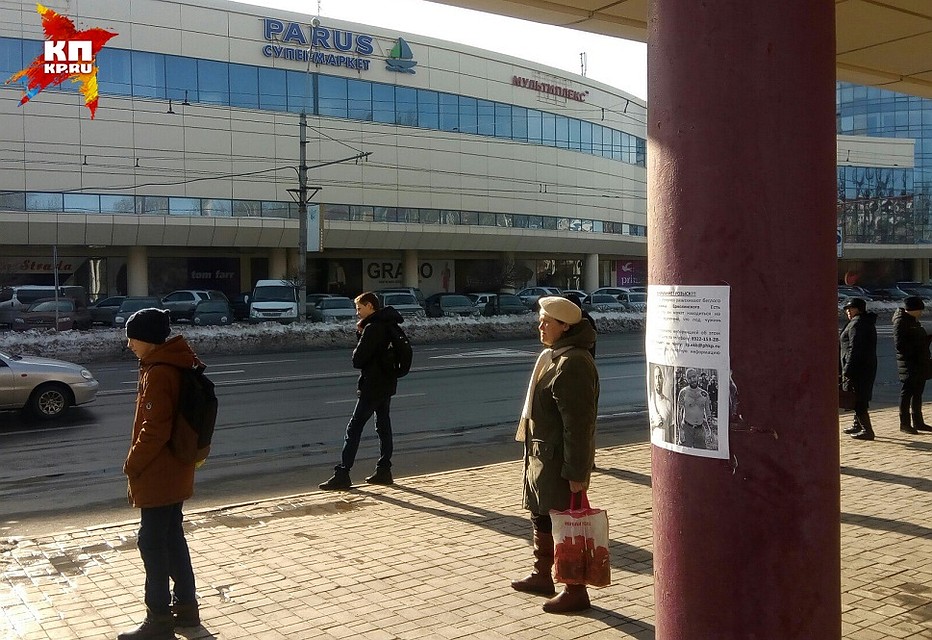 По просьбе журналистов "КП" жители Донбасса расклеили по ДНР ориентировки на Семена Ермолинского Фото: Горбунов/Лялин
