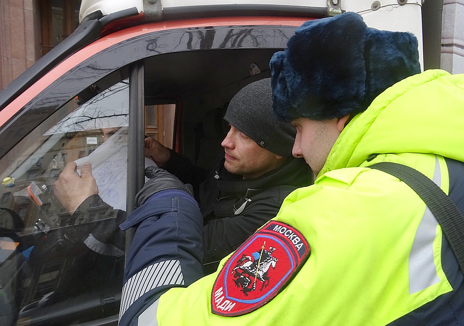 Еще пару лет назад водители чуть ли не с кулаками бросались на инспекторов МАДИ, сегодня же общение проходит обычно в спокойном ключе. Фото: Павел КЛОКОВ
