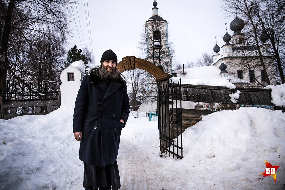 Отец Александр встречает нас на входе в церковь Пресвятой Богородицы в деревеньке Жарки. Фото: Виктор ГУСЕЙНОВ