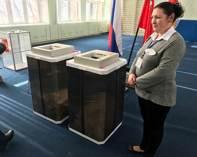 В одну из этих урн опустил бланк и председатель-кандидат Фото: Дина КАРПИЦКАЯ