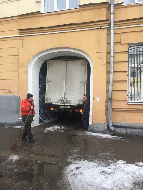 Фотофакт: в Могилеве в арке застрял грузовик. Фото: vk.com/ilovemogilev
