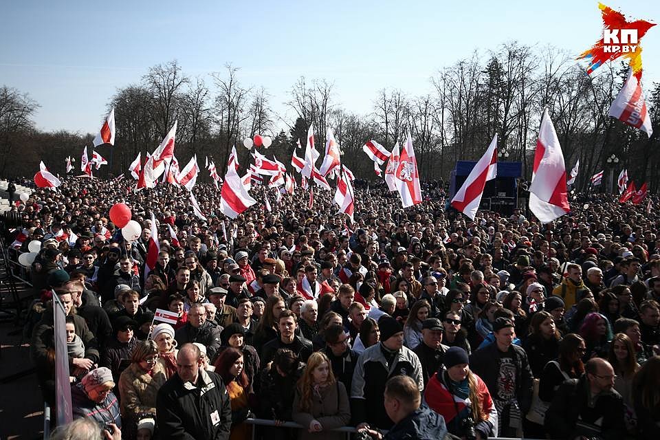 В толпе обсуждают, сколько же людей пришли на праздник. Фото: Павел МАРТИНЧИК