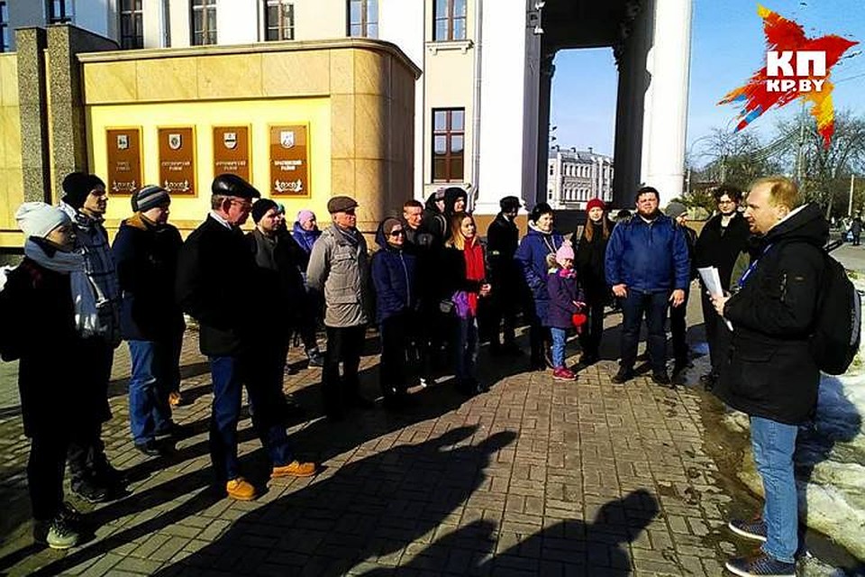 В Гомеле проходит экскурсия по историческому центру. Рассказывают о событиях в городе в 1917-1926 годах. Экскурсии проводят общественные активисты. Фото: Павел МИЦКЕВИЧ