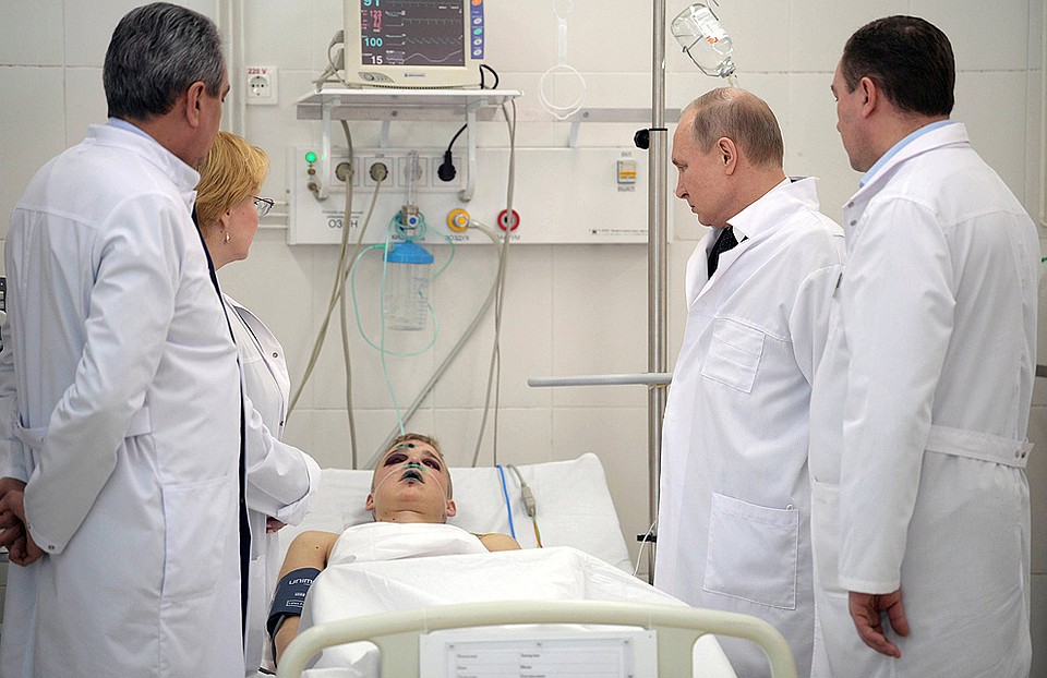 Владимир Путин пообщался с пострадавшими в пожаре и пожелал им скорейшего выздоровления. Фото: REUTERS