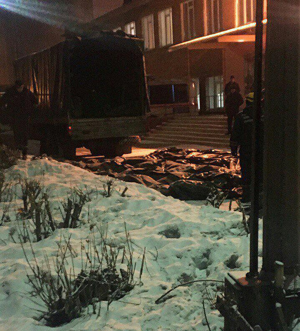 Активно распространяется информация о том, что на четвертом этаже сгоревшего ТЦ спасатели обнаружили сотни трупов, но им поручили скрывать правду.