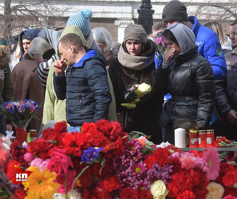 В результате трагедии в кемеровском торговом центре погибшими считаются 64 человека. Из них 41 ребенок. Фото: Михаил ФРОЛОВ