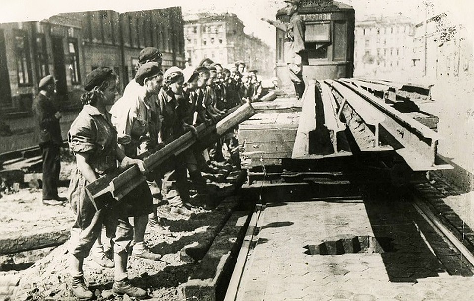 1943 г. Ремонт путей на Невском проспекте.