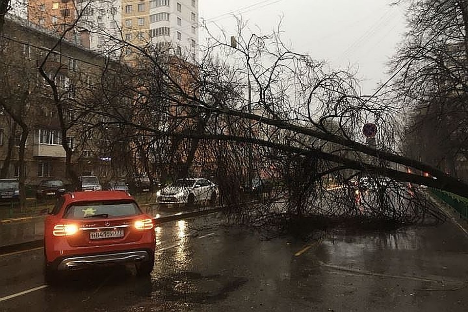 Разрушения мешали движению транспорта. Фото: Наталья ВАРСЕГОВА