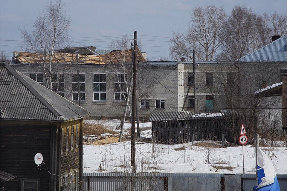 Если бы крыша упала в будний день, могли бы пострадать дети. Фото: Илья РУМЯНЦЕВ