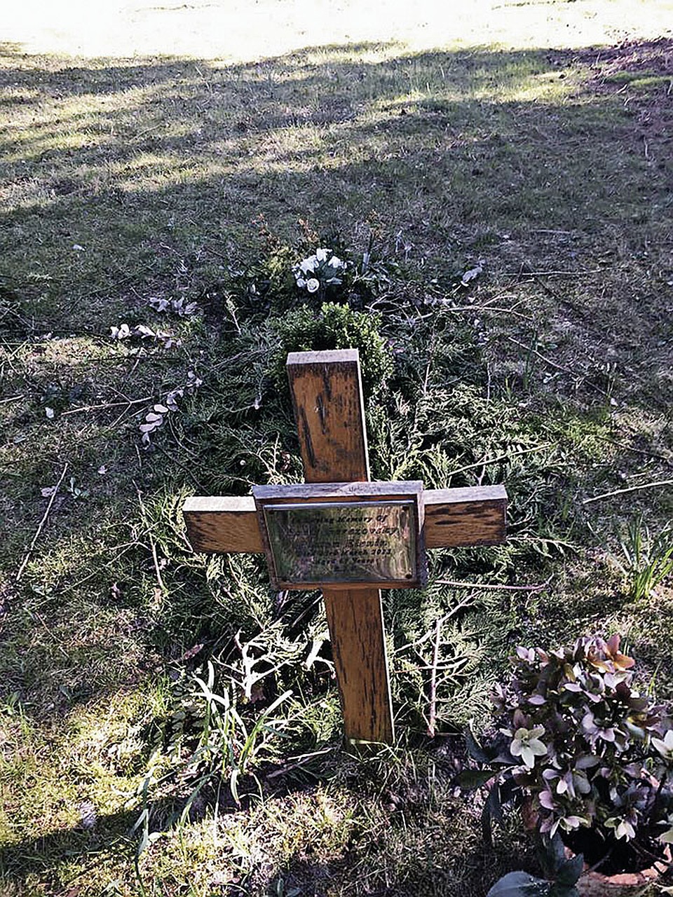 Трудно поверить, что так выглядит могила олигарха Бориса Березовского... Фото: Галина САПОЖНИКОВА
