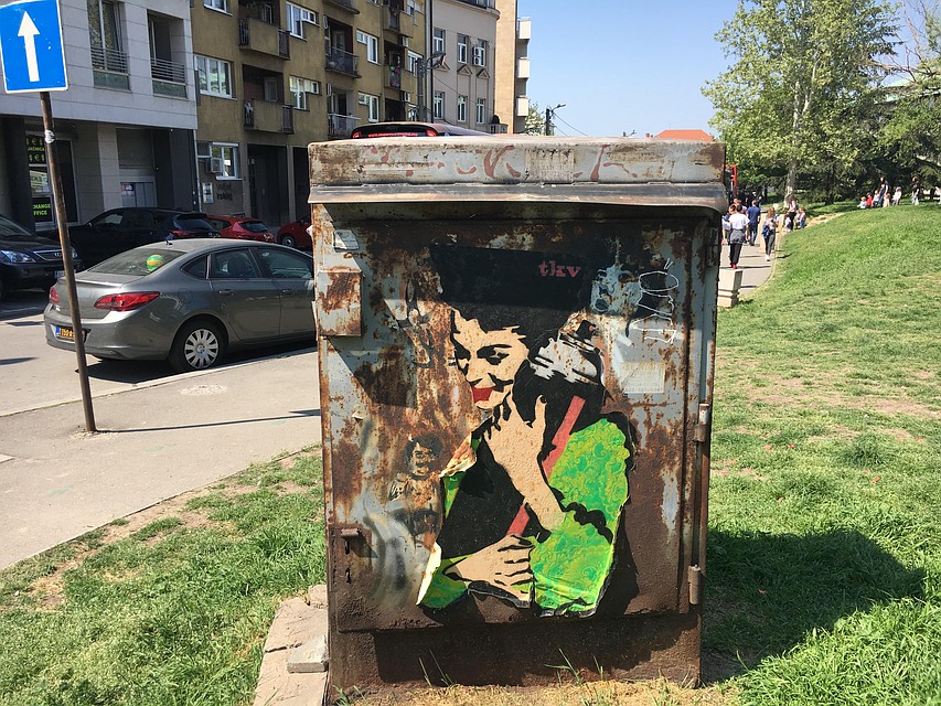 Белградское граффити. Женщина держит неразорвавшийся натовский снаряд. Фото: Валерий РУКОБРАТСКИЙ